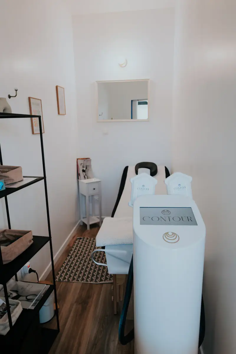 Cabine de soin équipée pour la cryolipolyse au centre Dermage Clinic à La Rochelle