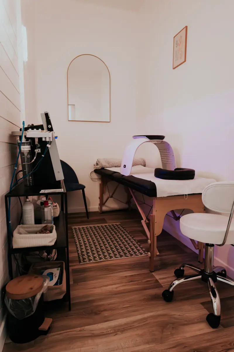 Cabine de soins du visage au centre Dermage Clinic à La Rochelle