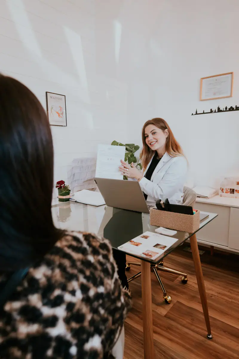 Consultation et conseil personnalisé au centre Dermage Clinic à La Rochelle