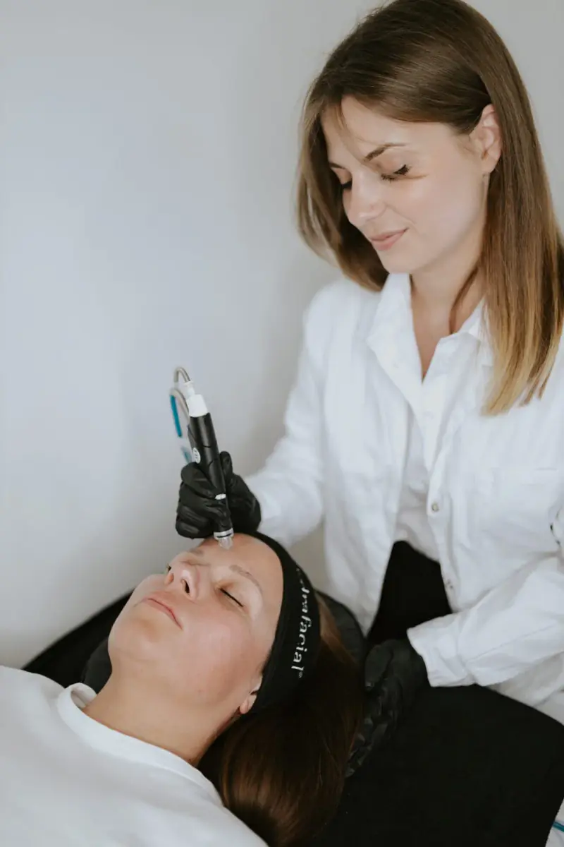 Soin Hydrafacial en cours au centre Dermage Clinic à La Rochelle, la cliente allongée porte le bandeau Hydrafacial