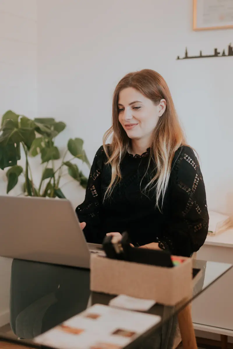 Laura Georgeot à son bureau du centre Dermage Clinic à La Rochelle