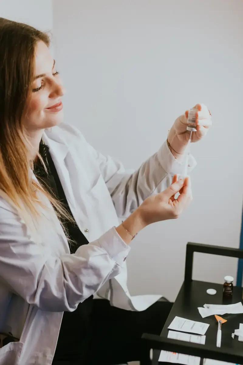 Préparation d'un protocole de peeling doux personnalisé au centre Dermage Clinic à La Rochelle