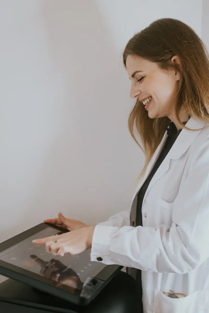 Préparation du soin au centre Dermage Clinic à La Rochelle