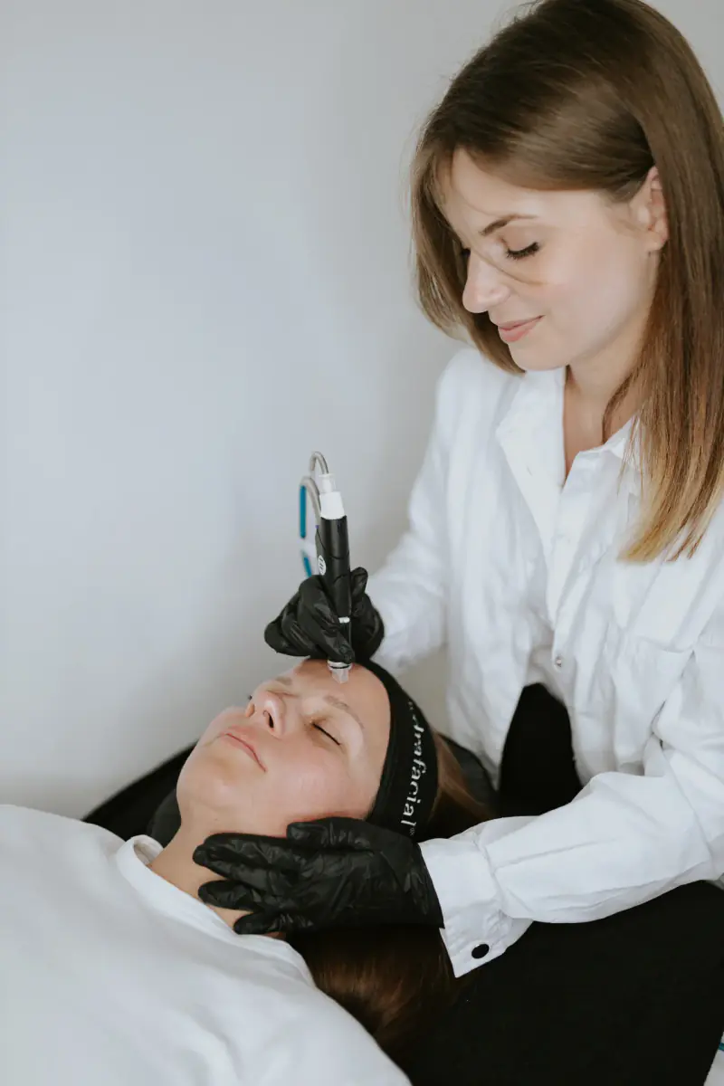 Soin Hydrafacial du visage au centre Dermage Clinic à La Rochelle